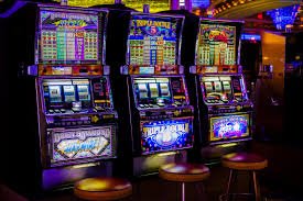Layar pemilihan meja poker dengan berbagai batas taruhan